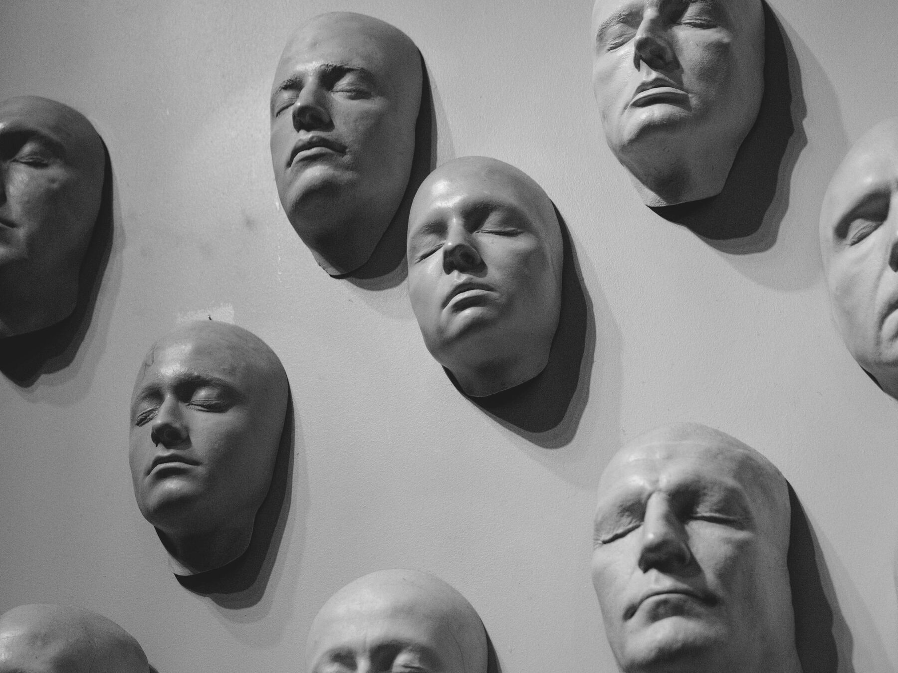 Gipsmasken an einer Wand